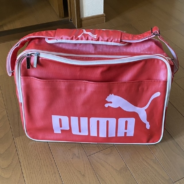 PUMA(プーマ)のPUMA　スポーツバッグ　ショルダー　赤 スポーツ/アウトドアのトレーニング/エクササイズ(トレーニング用品)の商品写真