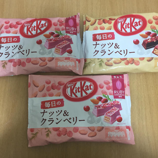 Nestle(ネスレ)のキットカット 毎日のナッツ&クラウンベリー 食品/飲料/酒の食品(菓子/デザート)の商品写真