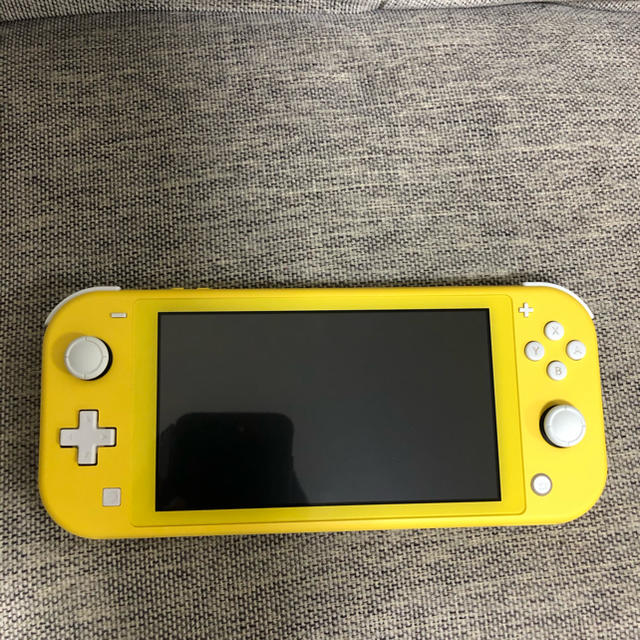 Nintendo Switch(ニンテンドースイッチ)の【美品】Nintendo Switch lite イエロー【24時間以内発送】 エンタメ/ホビーのゲームソフト/ゲーム機本体(携帯用ゲーム機本体)の商品写真