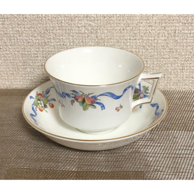 WEDGWOOD(ウェッジウッド)の廃盤品　ウェッジウッド  ウィリアムズバーグリボン　カップ＆ソーサー インテリア/住まい/日用品のキッチン/食器(食器)の商品写真