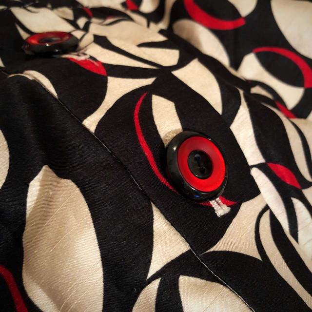 tiara(ティアラ)の【最終価格】Tiara スカート  幾何学模様　赤　黒　オフホワイト  美品 レディースのスカート(ひざ丈スカート)の商品写真