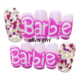 bitchネイルチップ　Barbieネイルチップ  バービー　バービーネイル コスメ/美容のネイル(つけ爪/ネイルチップ)の商品写真