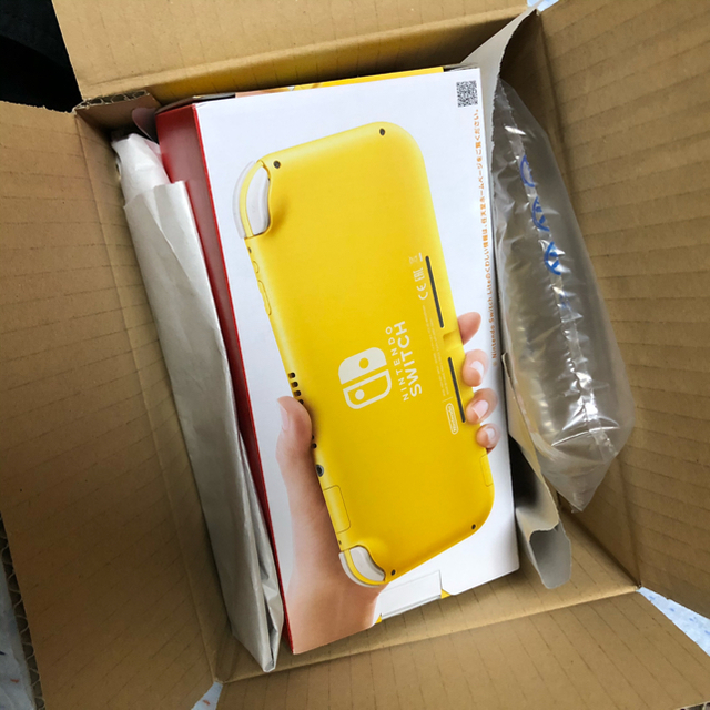 Nintendo Switch(ニンテンドースイッチ)のあお様専用　nintendo switch lite イエロー エンタメ/ホビーのゲームソフト/ゲーム機本体(家庭用ゲーム機本体)の商品写真