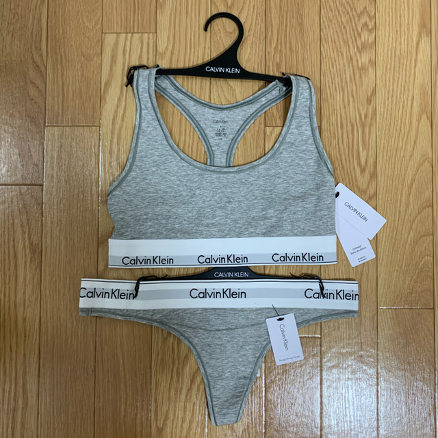 Calvin Klein(カルバンクライン)のCalvin Klein（カルバンクライン）下着　グレー　ブラ＆Tバック レディースの下着/アンダーウェア(ブラ&ショーツセット)の商品写真