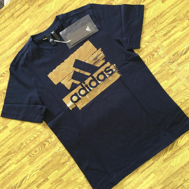 adidas(アディダス)の【新品】アディダス　Tシャツ　サイズO（XL）レジェンドインクxゴールド メンズのトップス(Tシャツ/カットソー(半袖/袖なし))の商品写真