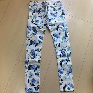 ワンウェイ(one*way)の【新品】oneway 花柄スキニーパンツ(スキニーパンツ)