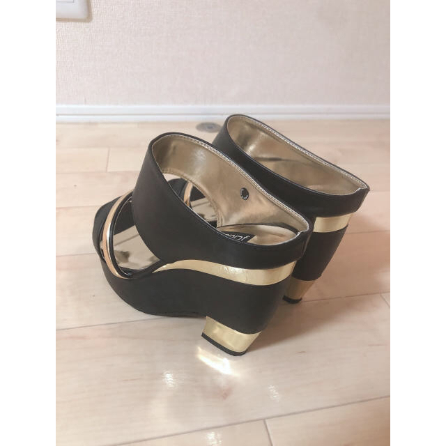 ✽ 黒×ゴールド ヴェッジサンダル レディースの靴/シューズ(サンダル)の商品写真