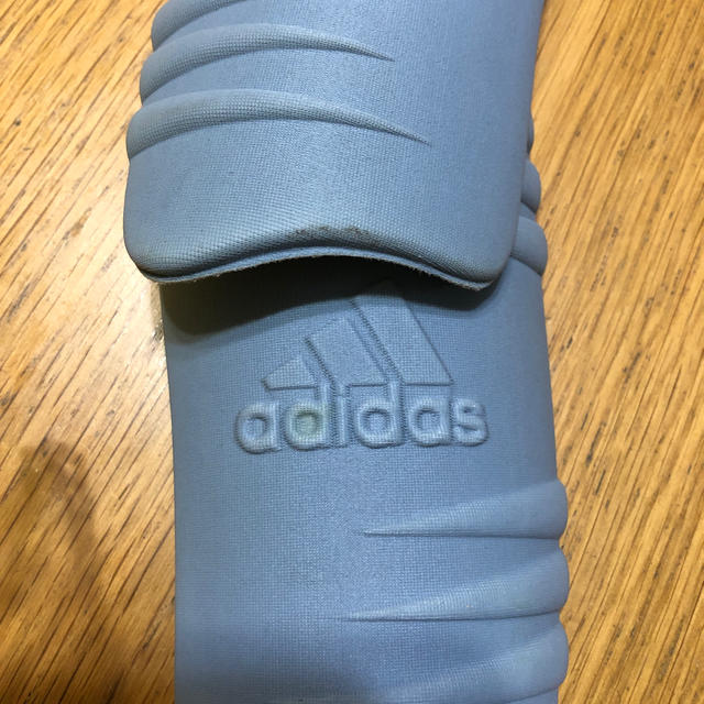 adidas(アディダス)のアディダス　すねあて　大人用 スポーツ/アウトドアのサッカー/フットサル(ウェア)の商品写真