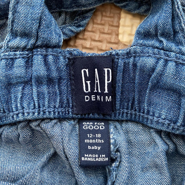 GAP(ギャップ)の80サイズ　ギャップデニム　サロペット キッズ/ベビー/マタニティのベビー服(~85cm)(ロンパース)の商品写真