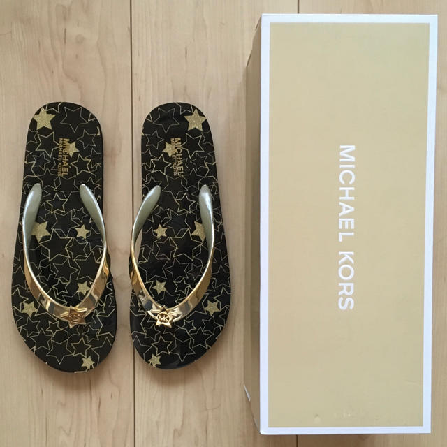 Michael Kors(マイケルコース)のマイケルコース　ビーチサンダル　フリップフロップ　ゴールド　23cm レディースの靴/シューズ(ビーチサンダル)の商品写真