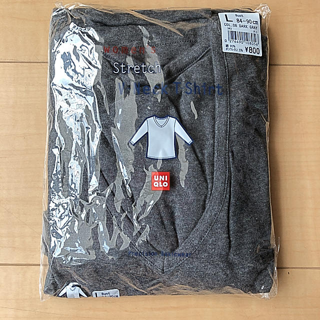 UNIQLO(ユニクロ)のUNIQLO ストレッチVネックTシャツ　新品 レディースのトップス(Tシャツ(長袖/七分))の商品写真