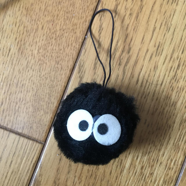 ジブリ(ジブリ)のまっくろくろすけ ストラップ キーホルダー エンタメ/ホビーのおもちゃ/ぬいぐるみ(キャラクターグッズ)の商品写真