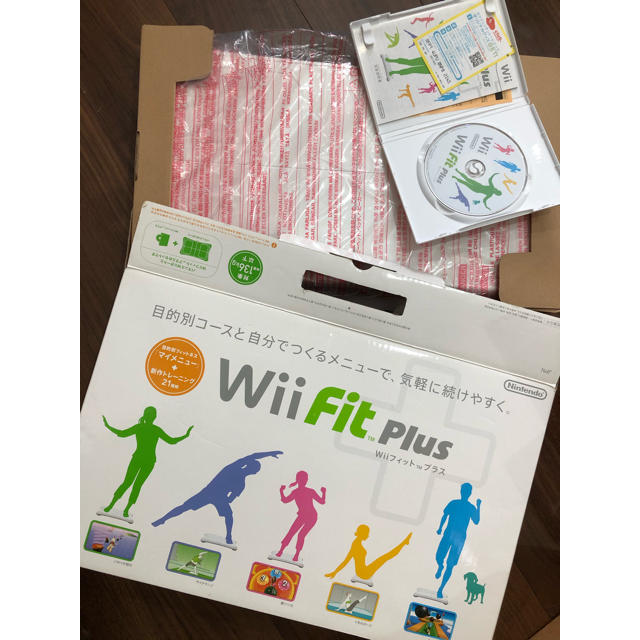 Wii(ウィー)の美品★箱付き　Wiiバランスボード&Wii FIT plusソフト エンタメ/ホビーのゲームソフト/ゲーム機本体(家庭用ゲーム機本体)の商品写真