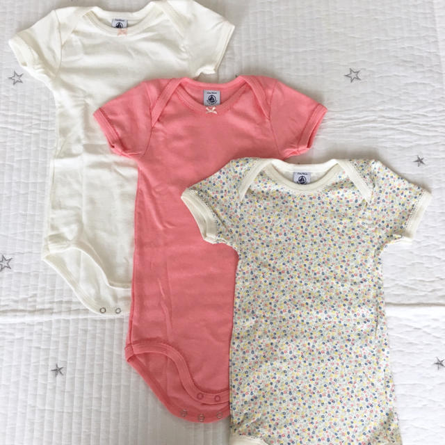 PETIT BATEAU(プチバトー)の新品未使用  プチバトー  コットンリネン  半袖ボディ  3枚組  24m キッズ/ベビー/マタニティのキッズ服女の子用(90cm~)(下着)の商品写真