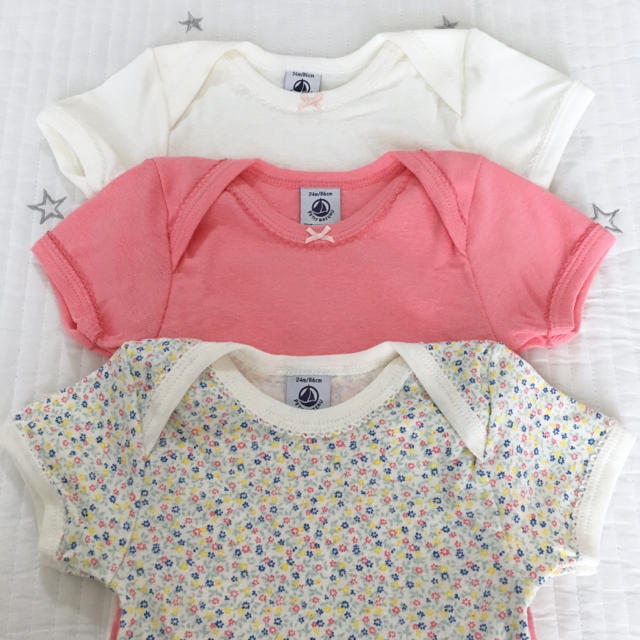 PETIT BATEAU(プチバトー)の新品未使用  プチバトー  コットンリネン  半袖ボディ  3枚組  24m キッズ/ベビー/マタニティのキッズ服女の子用(90cm~)(下着)の商品写真