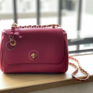 チャールズアンドキース(Charles and Keith)のCharles&Keith ショルダーバッグ　ピンク(ショルダーバッグ)