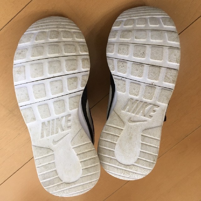 NIKE(ナイキ)の【子供靴】ナイキ タンジュン 17cm 黒✕白（スニーカー シューズ キッズ） キッズ/ベビー/マタニティのキッズ靴/シューズ(15cm~)(スニーカー)の商品写真