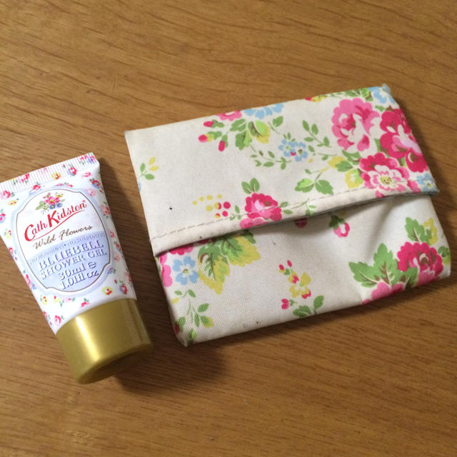 Cath Kidston(キャスキッドソン)のキャス💐シャワージェル&ティッシュ入れ コスメ/美容のボディケア(その他)の商品写真