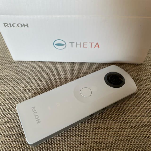 RICOH(リコー)の早い者勝ちRICOH  360度カメラ　RICOH THETA  SC ホワイト スマホ/家電/カメラのカメラ(コンパクトデジタルカメラ)の商品写真