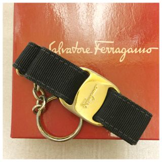 サルヴァトーレフェラガモ(Salvatore Ferragamo)のフェラガモ ヴァラ リボン キーホルダー(キーホルダー)