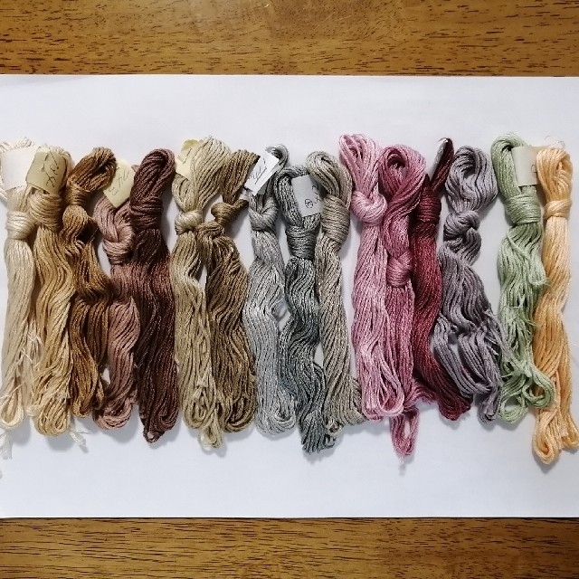 OLYMPUS(オリンパス)のclearさん専用　16本　刺繍糸 ハンドメイドの素材/材料(生地/糸)の商品写真
