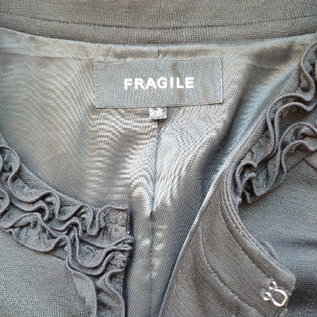 FRAGILE(フラジール)のフラジールフリルジャケットブラック36 レディースのジャケット/アウター(ノーカラージャケット)の商品写真