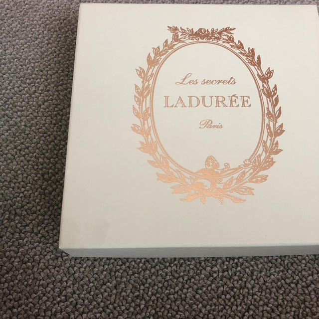 LADUREE(ラデュレ)のLADUREEタオルハンカチ レディースのファッション小物(ハンカチ)の商品写真