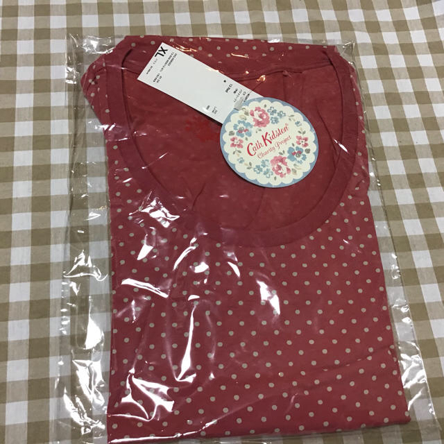 Cath Kidston(キャスキッドソン)の新品未使用・タグ付きキャスキッドソンCath kidson ドット　レッド柄 レディースのトップス(Tシャツ(半袖/袖なし))の商品写真