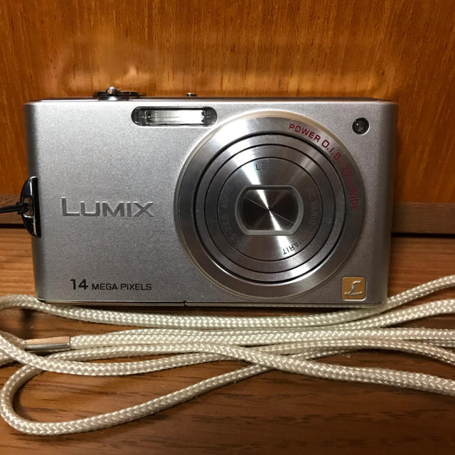 Panasonic(パナソニック)の【デジカメ】Panasonic LUMIX FX66 シルバー スマホ/家電/カメラのカメラ(コンパクトデジタルカメラ)の商品写真