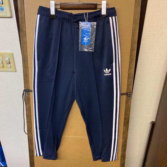 adidas(アディダス)の【新品】adidas originals サイドラインクロップドパンツ Lサイズ メンズのパンツ(その他)の商品写真