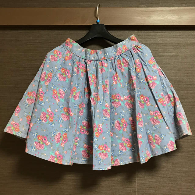 ZARA(ザラ)の新品 ZARA ザラ フラワープリント 花柄 スカート レディースのスカート(ひざ丈スカート)の商品写真