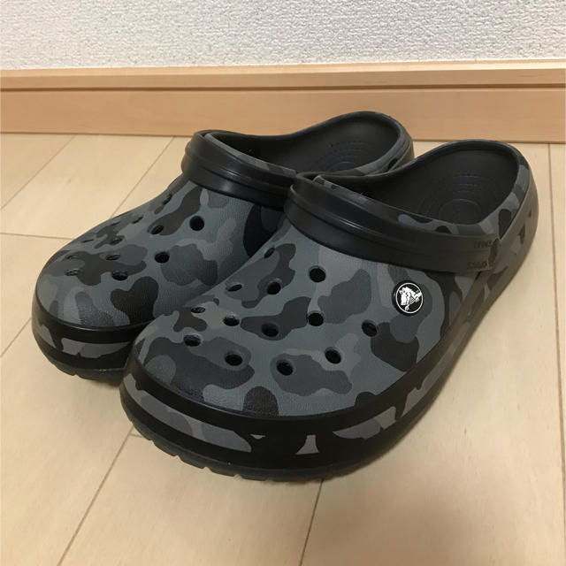 crocs(クロックス)のcrocs クロックス　グレー／ブラック　カモ　27cm メンズの靴/シューズ(サンダル)の商品写真