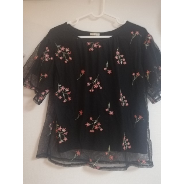 GU(ジーユー)の花 刺繍 Tシャツ レディースのトップス(Tシャツ(半袖/袖なし))の商品写真
