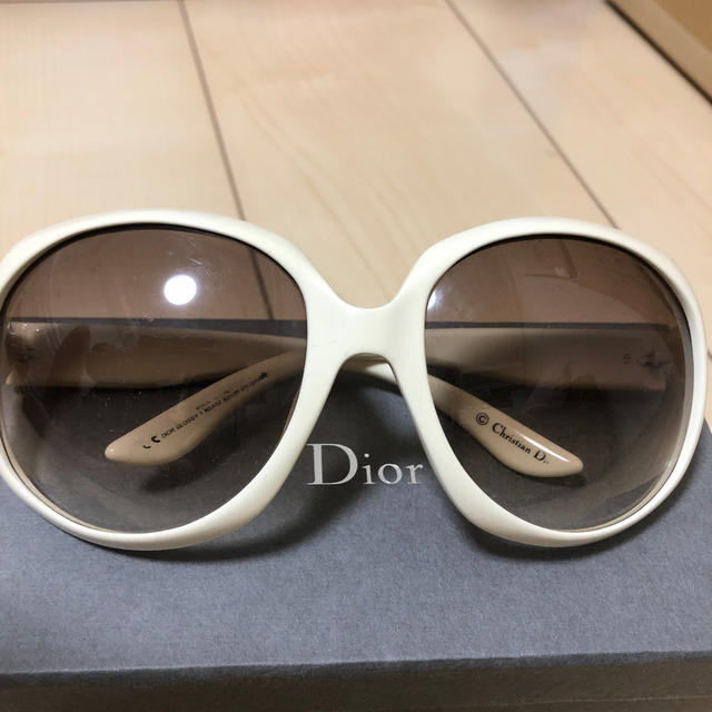 Christian Dior(クリスチャンディオール)のDior ロゴ　サングラス　ホワイト　箱付き レディースのファッション小物(サングラス/メガネ)の商品写真