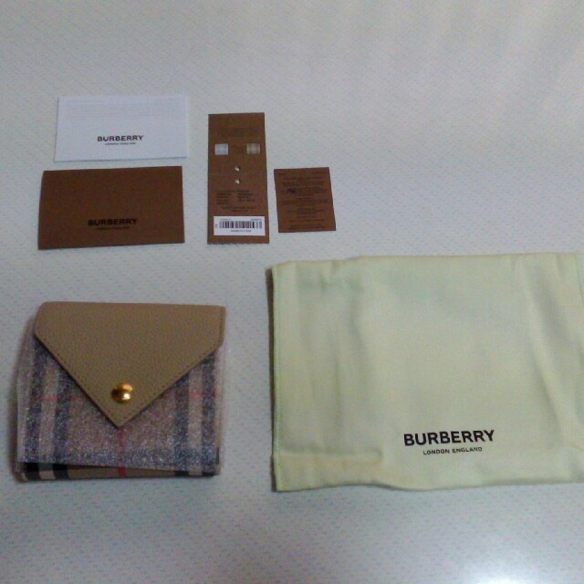 BURBERRY(バーバリー)の【新品　最新作】多少の値引き応じます　BURBERRY 　財布　2020ベージュ レディースのファッション小物(財布)の商品写真