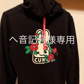 キューン(CUNE)のCUNE キューン　パーカー　黒　ウサギ　薔薇　デカロゴ(パーカー)