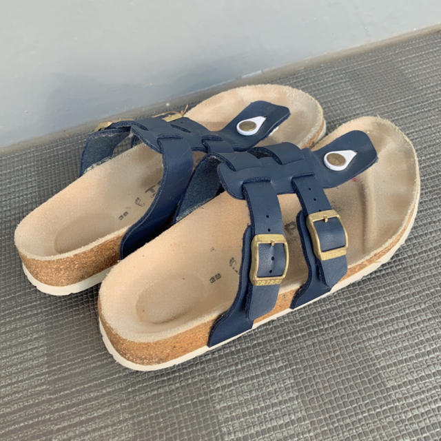 BIRKENSTOCK(ビルケンシュトック)のTATAMIのネイビー×ゴールドのモードではきやすいサンダル レディースの靴/シューズ(サンダル)の商品写真