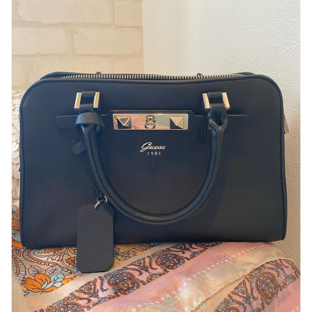 GUESS(ゲス)の黒　カバン　GUESS レディースのバッグ(ハンドバッグ)の商品写真