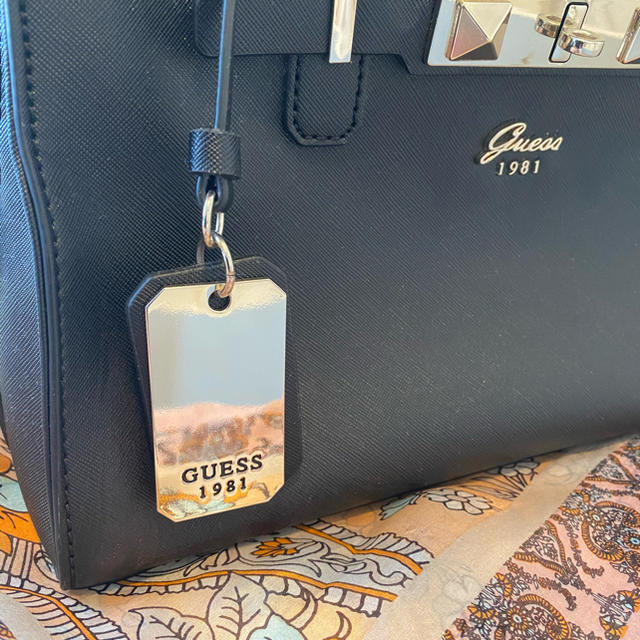 GUESS(ゲス)の黒　カバン　GUESS レディースのバッグ(ハンドバッグ)の商品写真