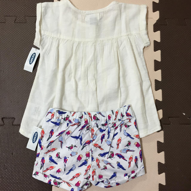 Old Navy(オールドネイビー)の新品 オールドネイビー 2点セット 95 キッズ/ベビー/マタニティのキッズ服女の子用(90cm~)(Tシャツ/カットソー)の商品写真