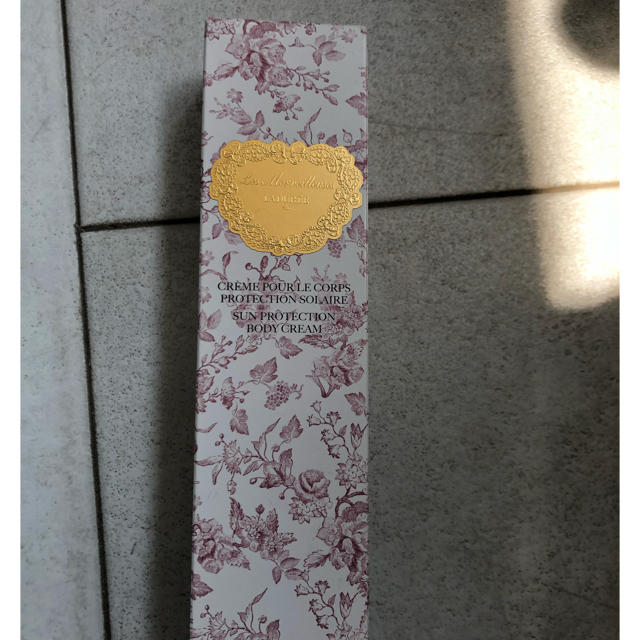 Les Merveilleuses LADUREE(レメルヴェイユーズラデュレ)のラデュレ  サンプロテクションクリーム〈ボディ用日焼け止め〉新品お コスメ/美容のボディケア(日焼け止め/サンオイル)の商品写真