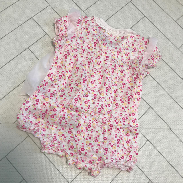 西松屋(ニシマツヤ)の花柄ロンパース　半袖　80サイズ キッズ/ベビー/マタニティのベビー服(~85cm)(ロンパース)の商品写真