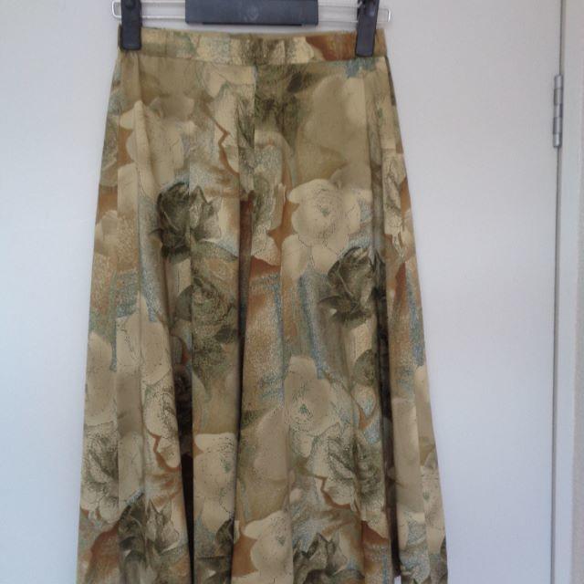 レトロバラ柄ミディ丈スカート レディースのスカート(ひざ丈スカート)の商品写真