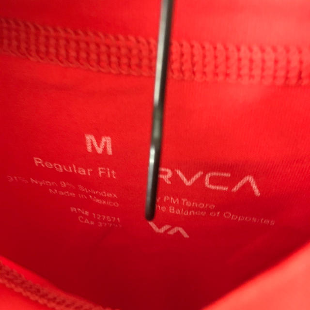 RVCA(ルーカ)のRVCAルーカUS限定ロングスリーブラッシュガード M red メンズの水着/浴衣(水着)の商品写真