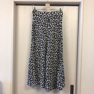 ザラ(ZARA)のZARA  フラワープリント　ロングスカート　人気のSサイズ(ロングスカート)