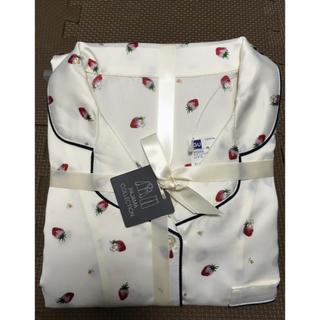 ジーユー(GU)のGU 完売品 サテンパジャマ 長袖 イチゴ 送料込(パジャマ)