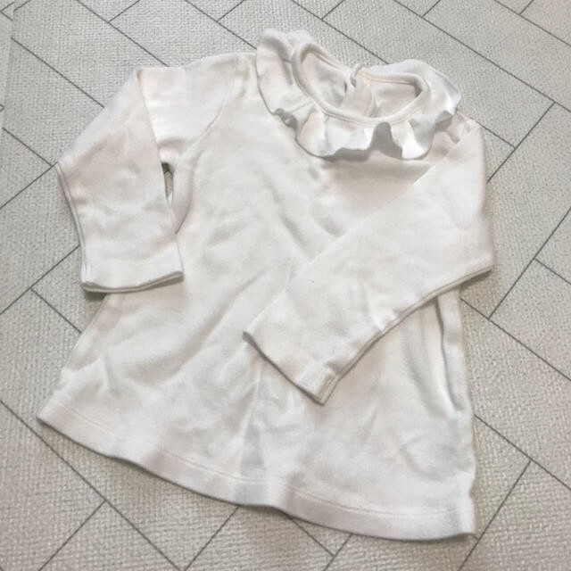 UNIQLO(ユニクロ)の白色カットソー　90 キッズ/ベビー/マタニティのキッズ服女の子用(90cm~)(Tシャツ/カットソー)の商品写真