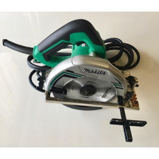 マキタ(Makita)の【ほぼ新品】マキタ Makita 電気 電動 丸 ノコギリ 165mm M565(工具/メンテナンス)