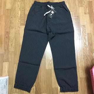 新品★黒のストライプクロップドパンツ(クロップドパンツ)