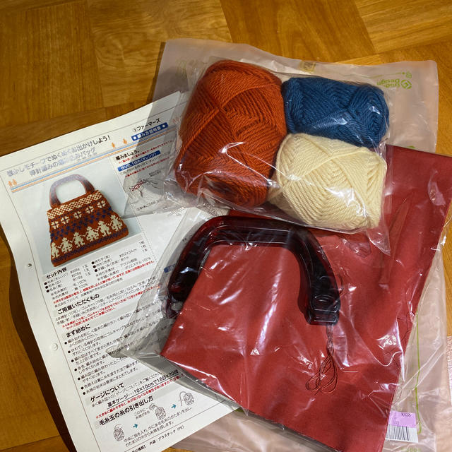 FELISSIMO(フェリシモ)の棒針編みの編み込みバッグ キット ハンドメイドの素材/材料(生地/糸)の商品写真
